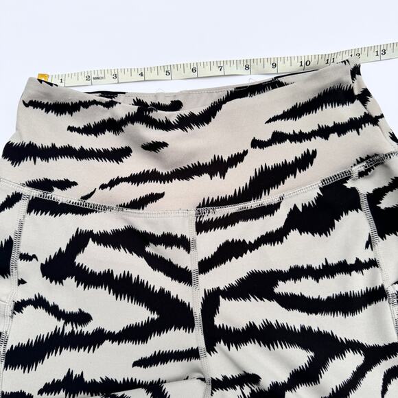 Cali Active  Women’s Sporty Exercise  Athletic Animal Print Bike Short Sz M - Picture 4 of 8